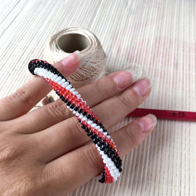 Bracelet rocailles rouge, noir, blanc, torsade russe