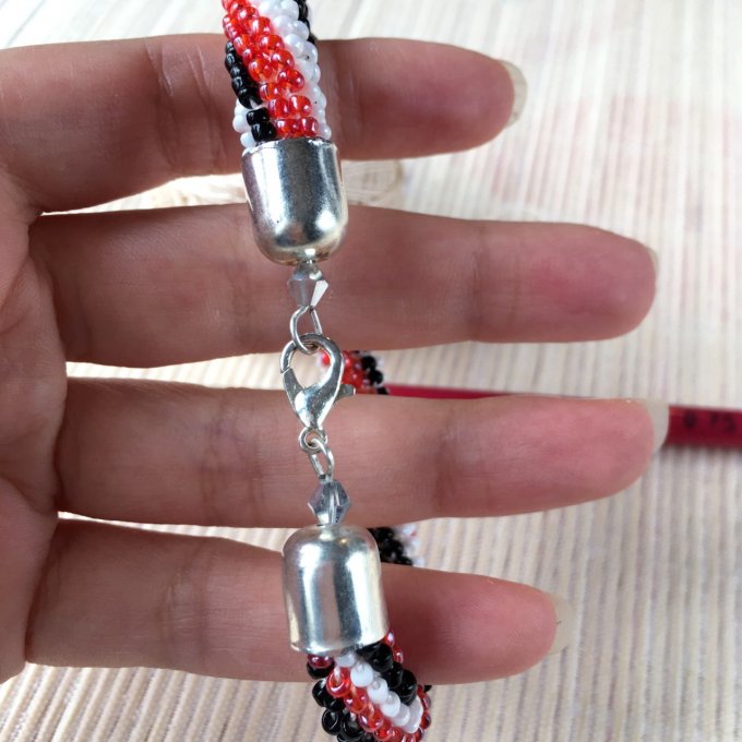 Bracelet rocailles rouge, noir, blanc, torsade russe