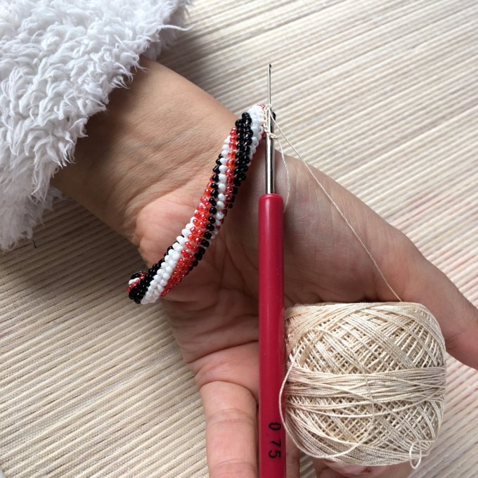 Bracelet rocailles rouge, noir, blanc, torsade russe