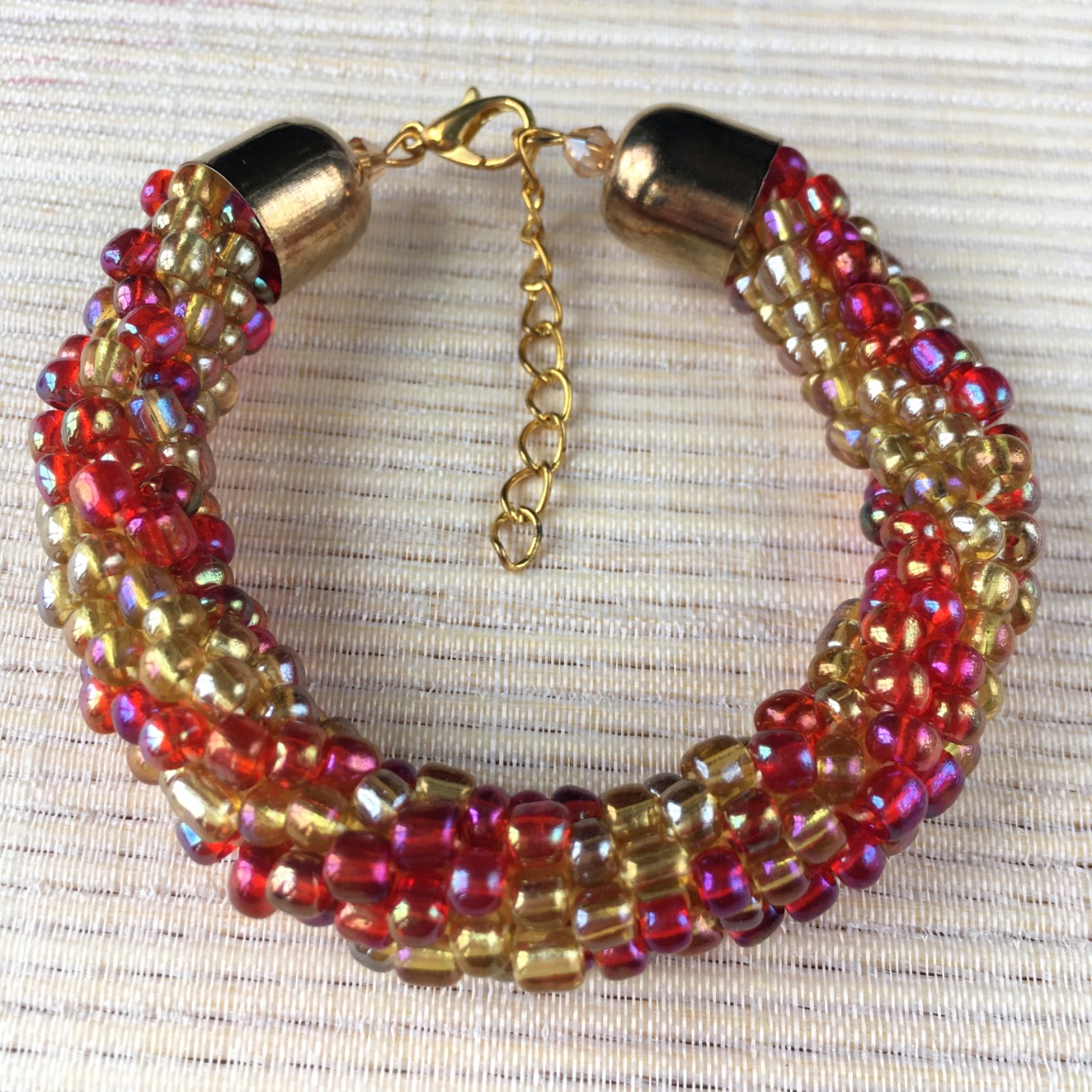 Bracelet grosses rocailles doré et rouge, torsade russe