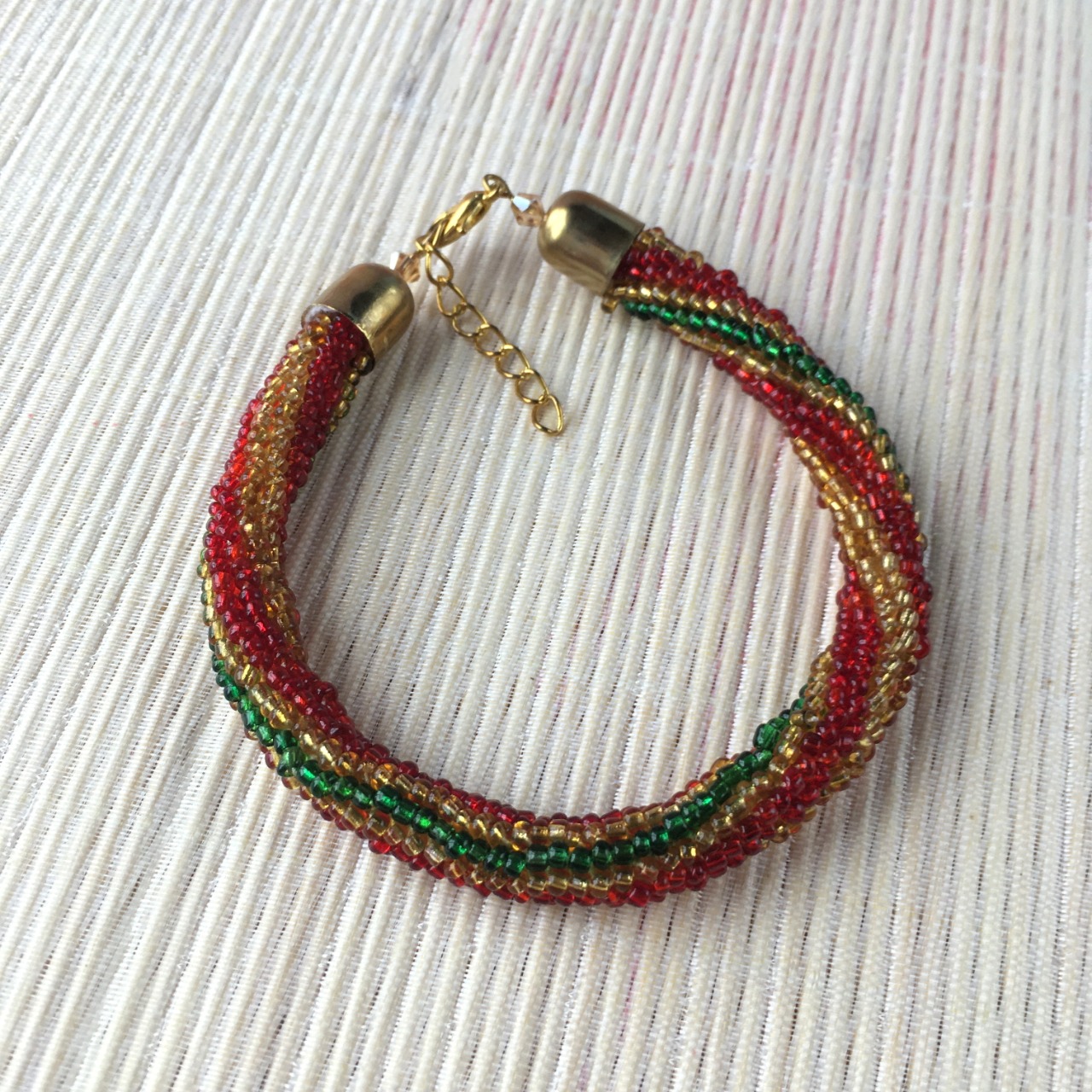 Bracelet rocailles doré, rouge et vert, spirale russe