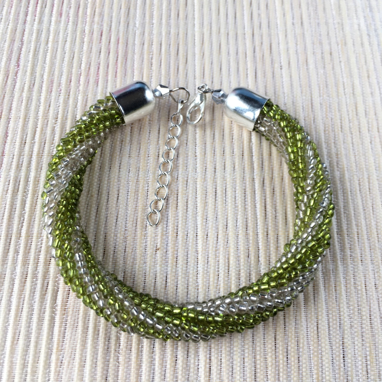 Bracelet rocailles argenté et vert, torsade russe