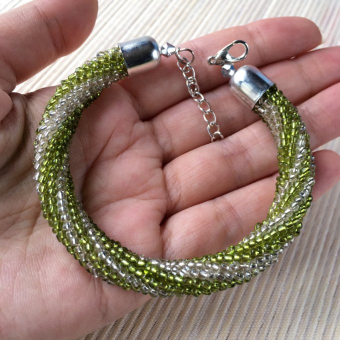 Bracelet rocailles argenté et vert, torsade russe