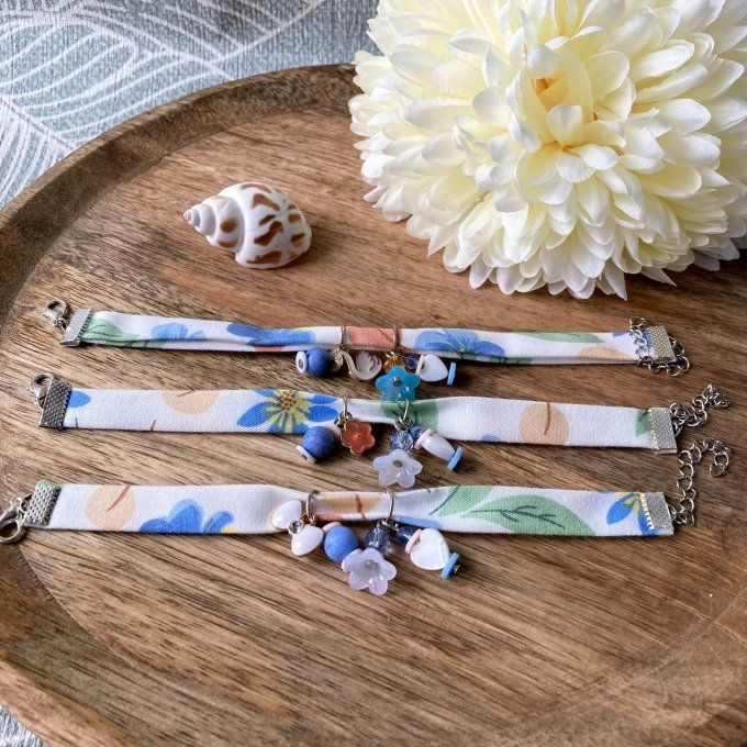 Bracelet tissu fleuri blanc et bleu à breloques