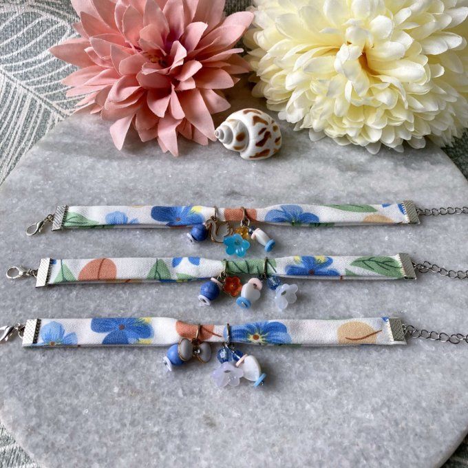 Bracelet tissu fleuri blanc et bleu à breloques