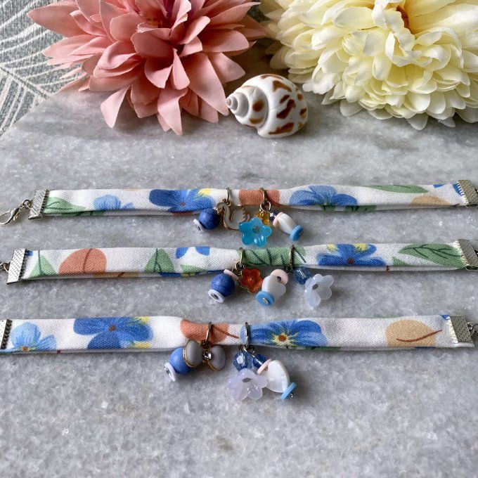 Bracelet tissu fleuri blanc et bleu à breloques