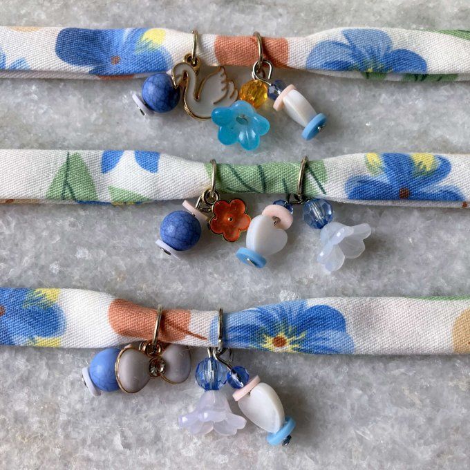 Bracelet tissu fleuri blanc et bleu à breloques