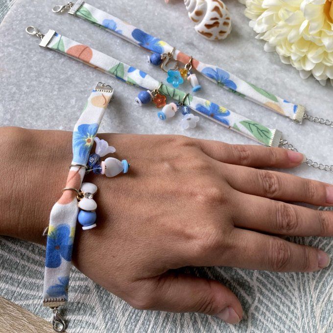 Bracelet tissu fleuri blanc et bleu à breloques
