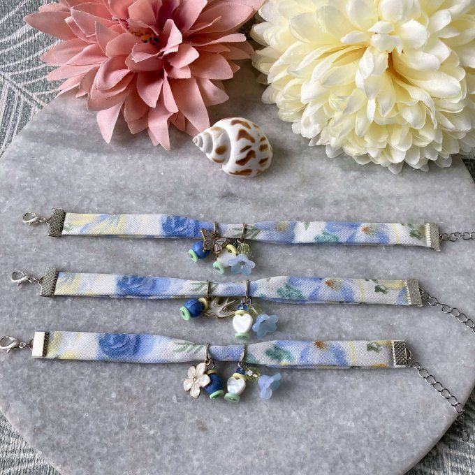 Bracelet liberty tissu fleuri blanc bleu et jaune à breloques 