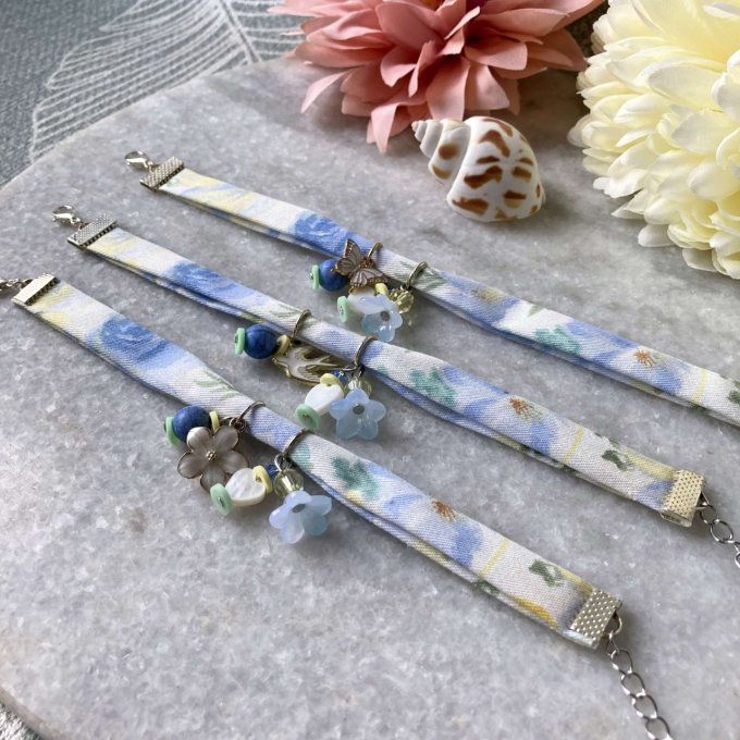 Bracelet liberty tissu fleuri blanc bleu et jaune à breloques 