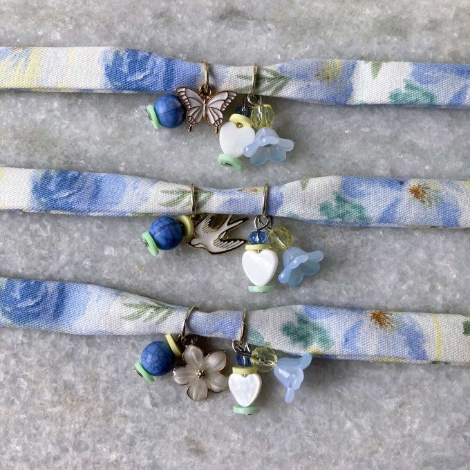 Bracelet liberty tissu fleuri blanc bleu et jaune à breloques 