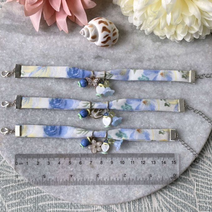 Bracelet liberty tissu fleuri blanc bleu et jaune à breloques 