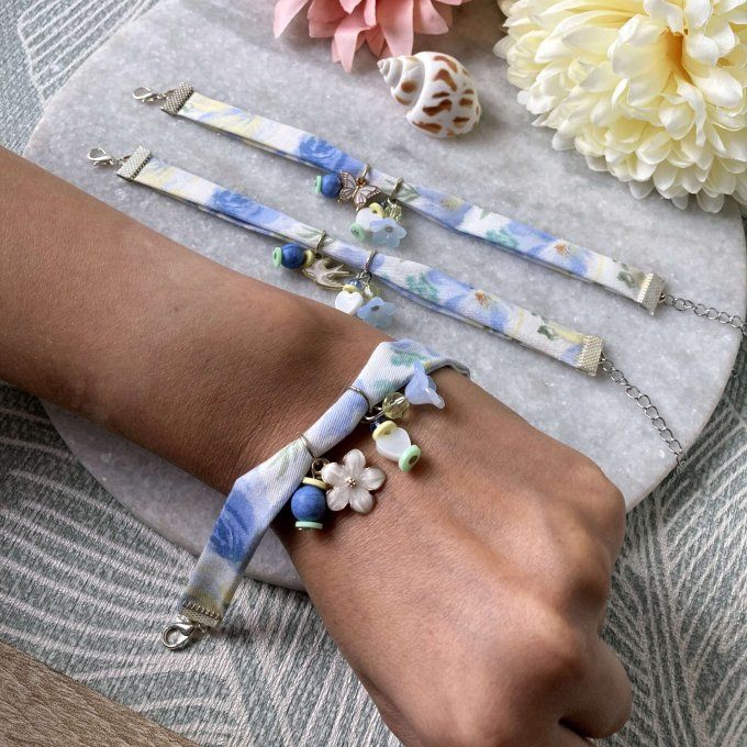 Bracelet liberty tissu fleuri blanc bleu et jaune à breloques 