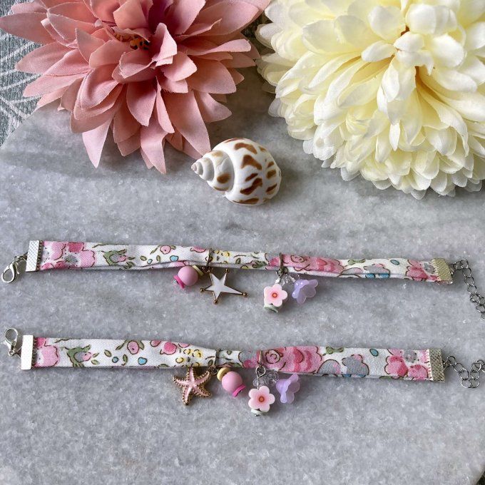 Bracelet liberty tissu fleuri blanc rose gris à breloques 