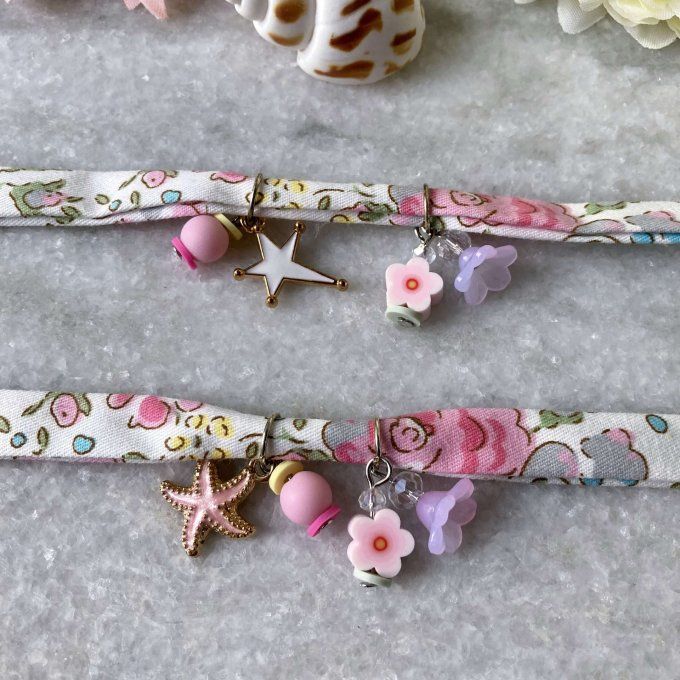 Bracelet liberty tissu fleuri blanc rose gris à breloques 