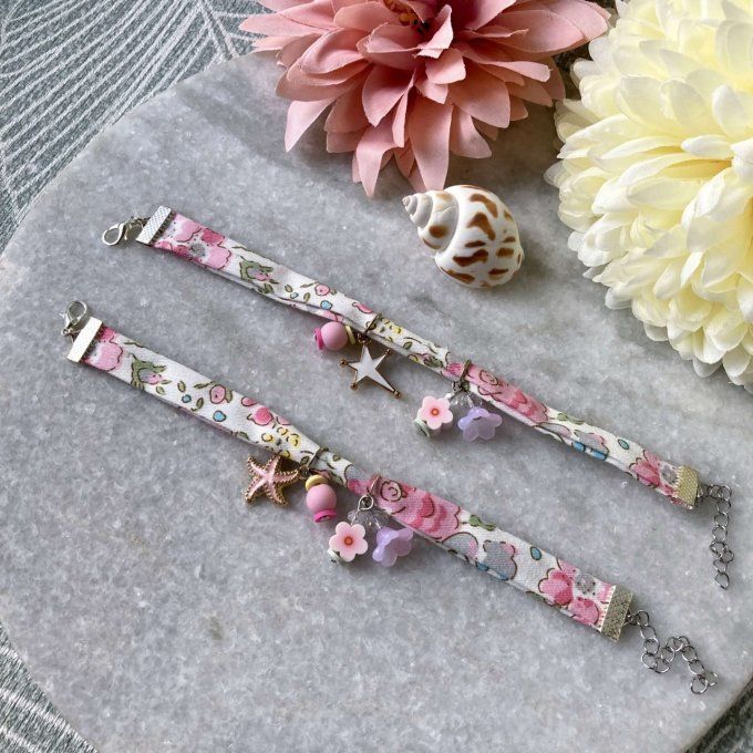 Bracelet liberty tissu fleuri blanc rose gris à breloques 
