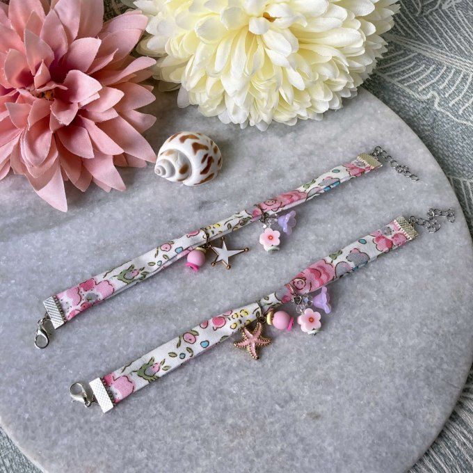 Bracelet liberty tissu fleuri blanc rose gris à breloques 