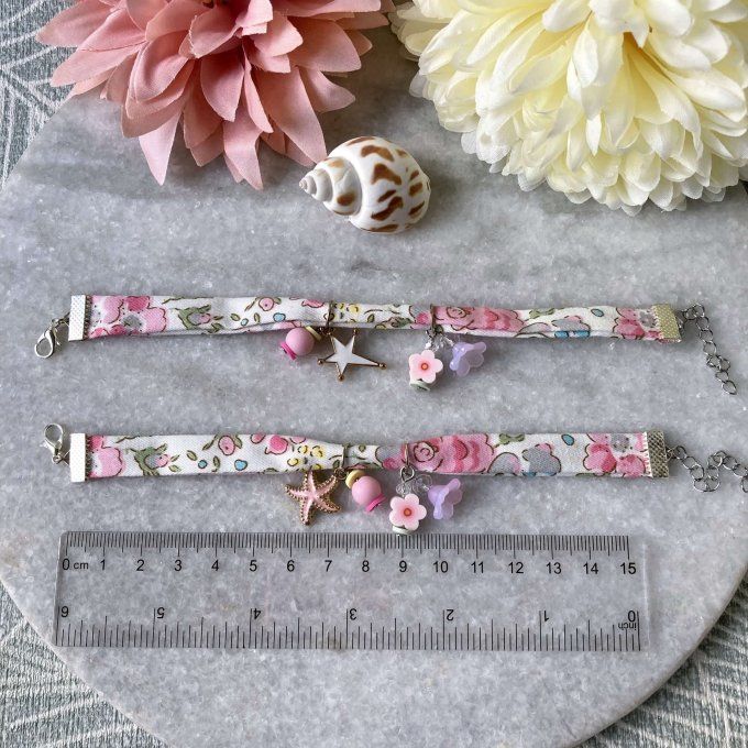 Bracelet liberty tissu fleuri blanc rose gris à breloques 