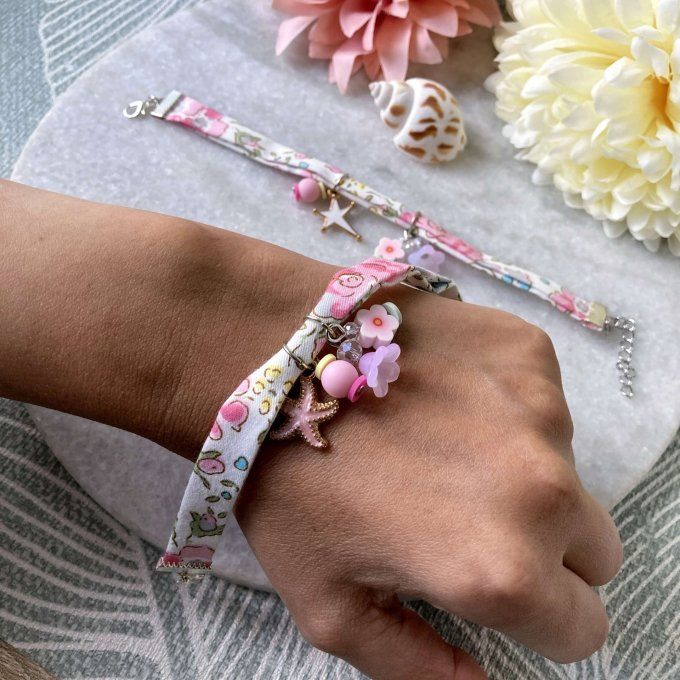 Bracelet liberty tissu fleuri blanc rose gris à breloques 