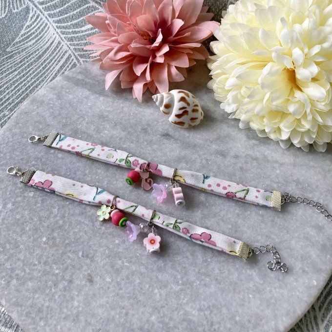 Bracelet tissu liberty fleuri blanc rose, jaune et vert à breloques 