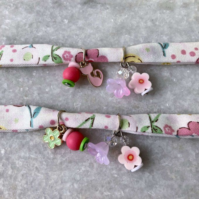 Bracelet tissu liberty fleuri blanc rose, jaune et vert à breloques 