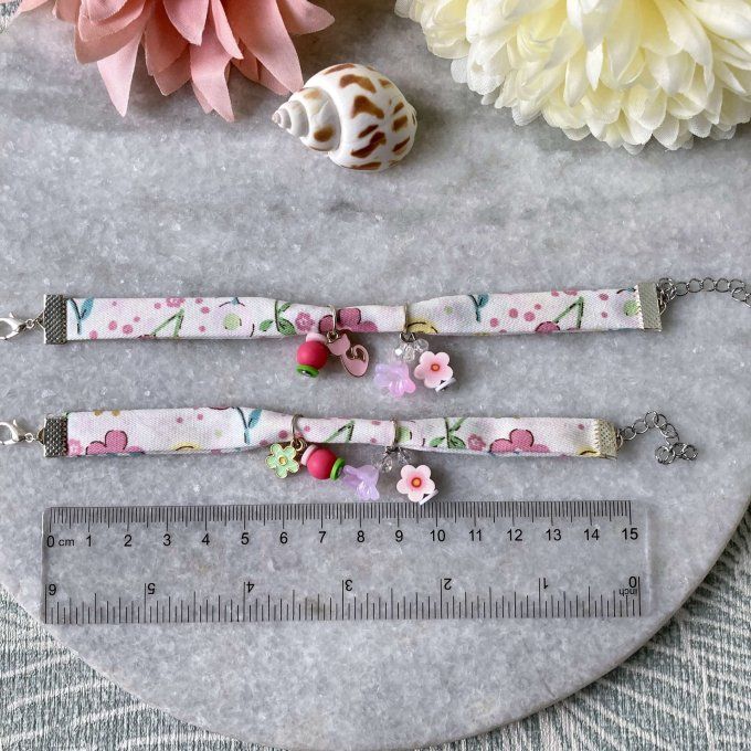 Bracelet tissu liberty fleuri blanc rose, jaune et vert à breloques 
