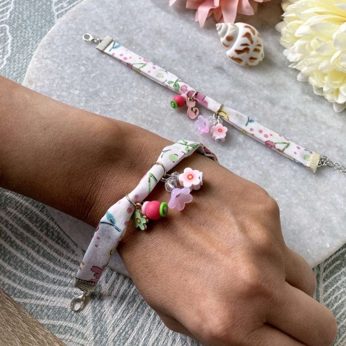 Bracelet tissu liberty fleuri blanc rose, jaune et vert à breloques 