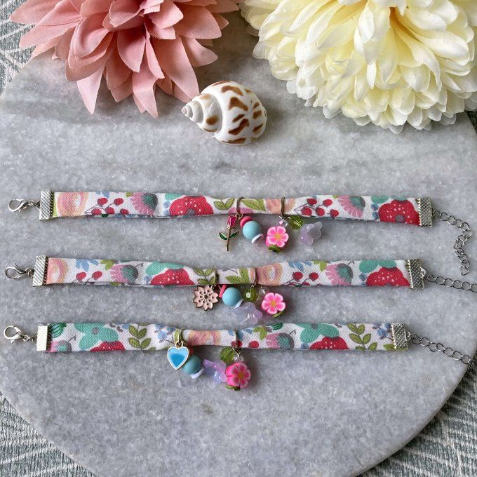 Bracelet tissu en liberty fleuri blanc, rose, vert et bleu à breloques 