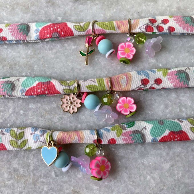 Bracelet tissu en liberty fleuri blanc, rose, vert et bleu à breloques 