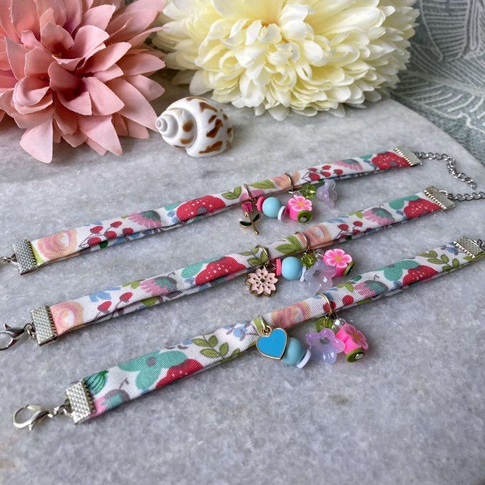 Bracelet tissu en liberty fleuri blanc, rose, vert et bleu à breloques 