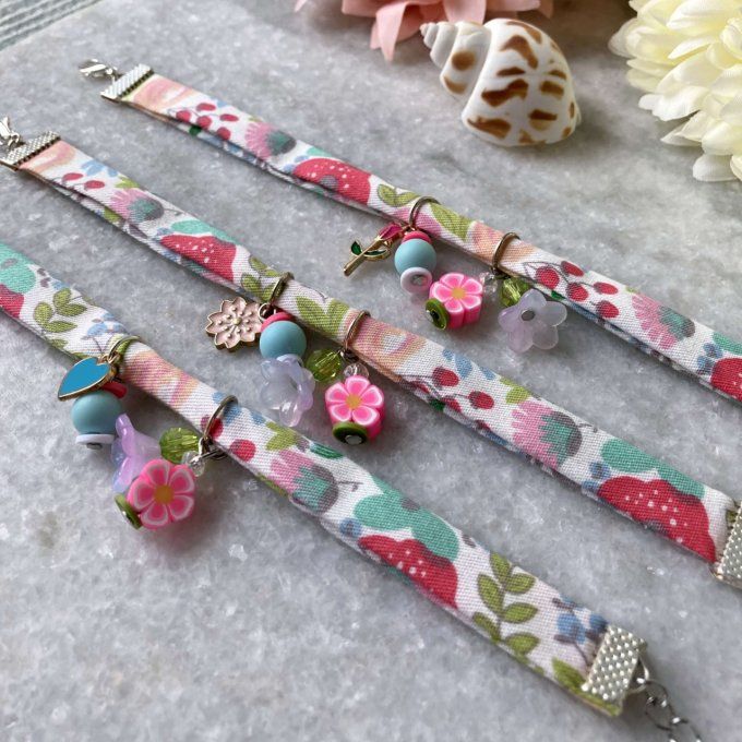 Bracelet tissu en liberty fleuri blanc, rose, vert et bleu à breloques 