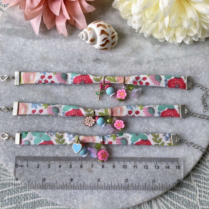 Bracelet tissu en liberty fleuri blanc, rose, vert et bleu à breloques 