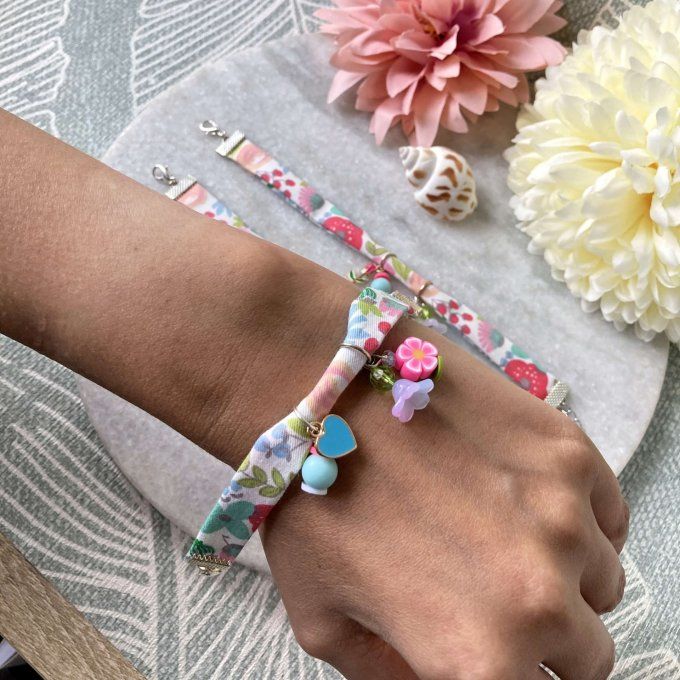 Bracelet tissu en liberty fleuri blanc, rose, vert et bleu à breloques 