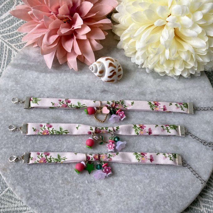 Bracelet tissu fleuri rose et vert à breloques