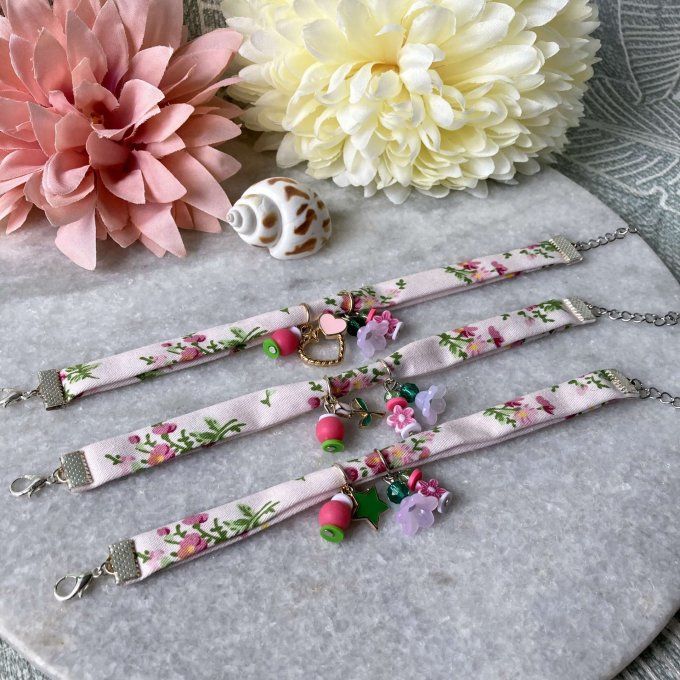 Bracelet tissu fleuri rose et vert à breloques