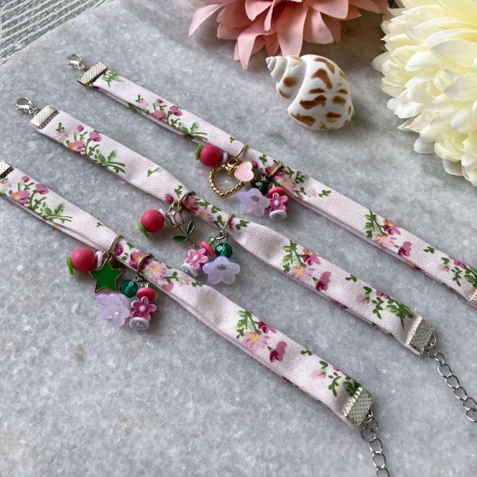 Bracelet tissu fleuri rose et vert à breloques
