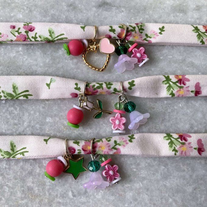 Bracelet tissu fleuri rose et vert à breloques