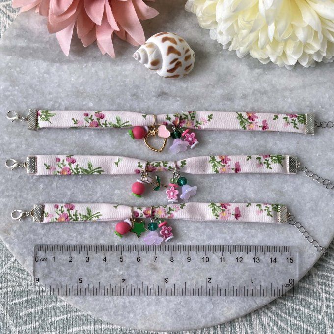 Bracelet tissu fleuri rose et vert à breloques