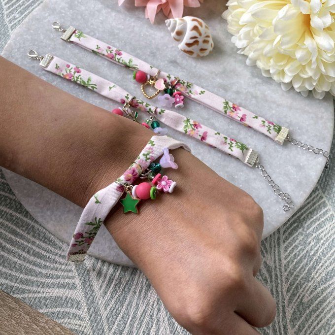 Bracelet tissu fleuri rose et vert à breloques