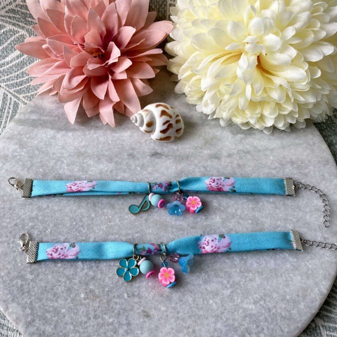 Bracelet tissu fleuri bleu turquoise et rose à breloques