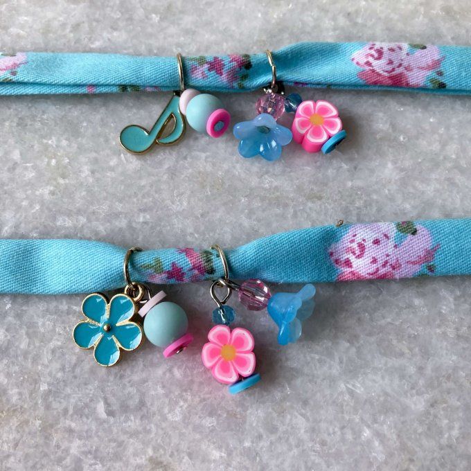 Bracelet tissu fleuri bleu turquoise et rose à breloques