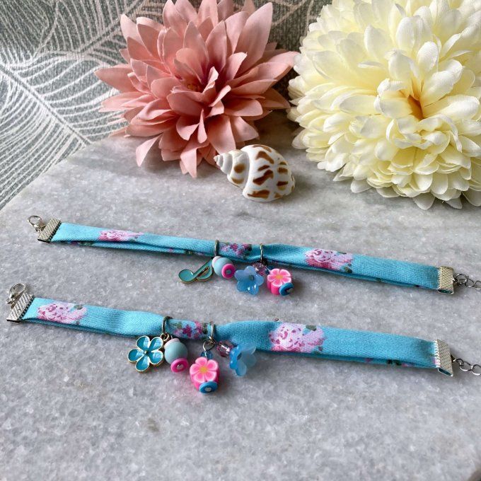 Bracelet tissu fleuri bleu turquoise et rose à breloques
