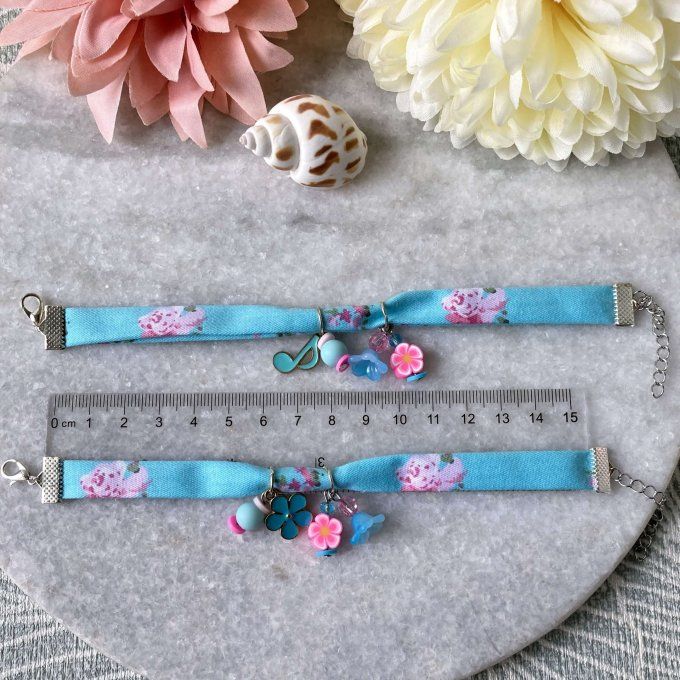 Bracelet tissu fleuri bleu turquoise et rose à breloques