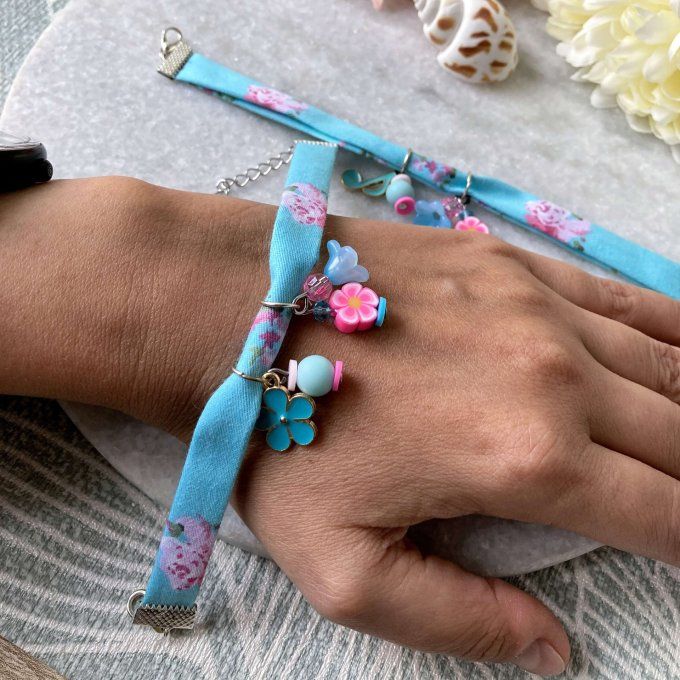 Bracelet tissu fleuri bleu turquoise et rose à breloques
