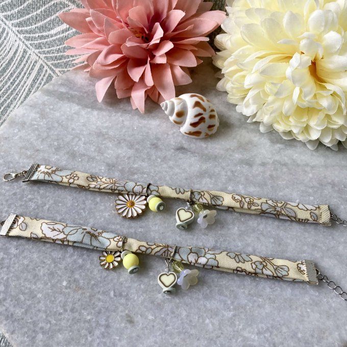 Bracelet en tissu fleuri jaune doux et gris à breloques 