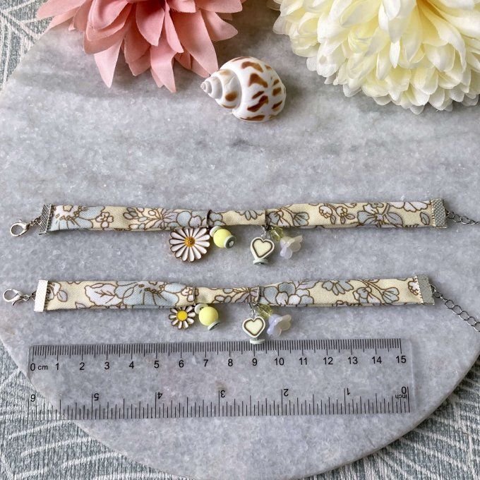 Bracelet en tissu fleuri jaune doux et gris à breloques 