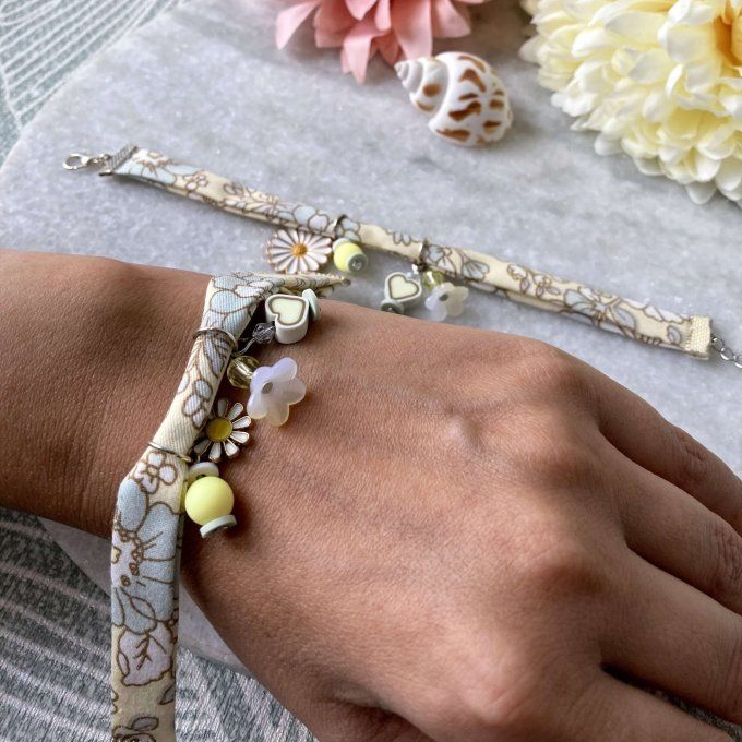 Bracelet en tissu fleuri jaune doux et gris à breloques 