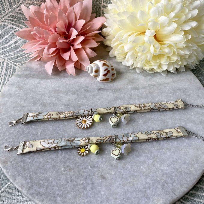 Bracelet en tissu fleuri jaune doux et gris à breloques 