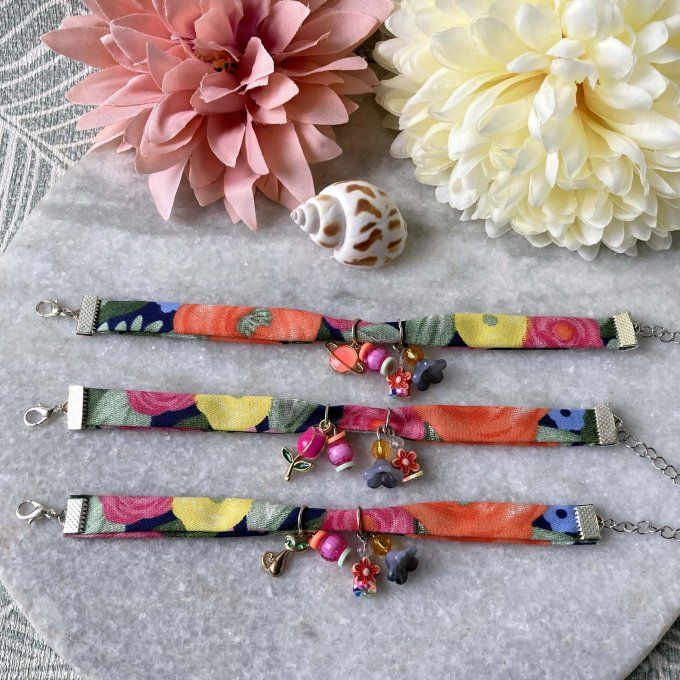 Bracelet en tissu fleuri bleu foncé, orange, rose et jaune à breloques 