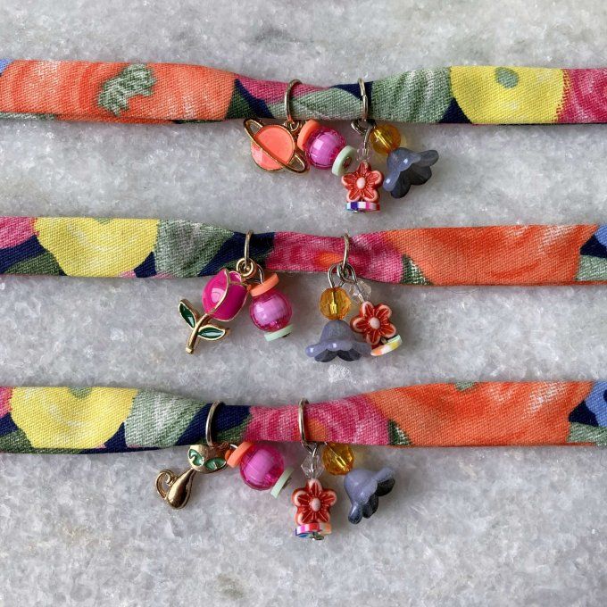Bracelet en tissu fleuri bleu foncé, orange, rose et jaune à breloques 